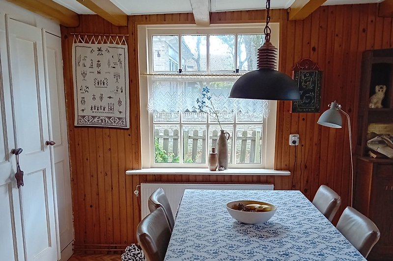 Mooie keuken met houten kasten en raam.
