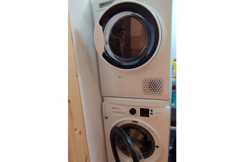 Waschraum mit Waschmaschine und Wäschetrockner