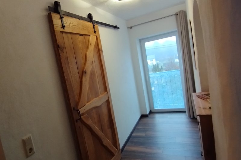 Gemütliche Ferienwohnung mit schöner Holztür und stilvollen Details