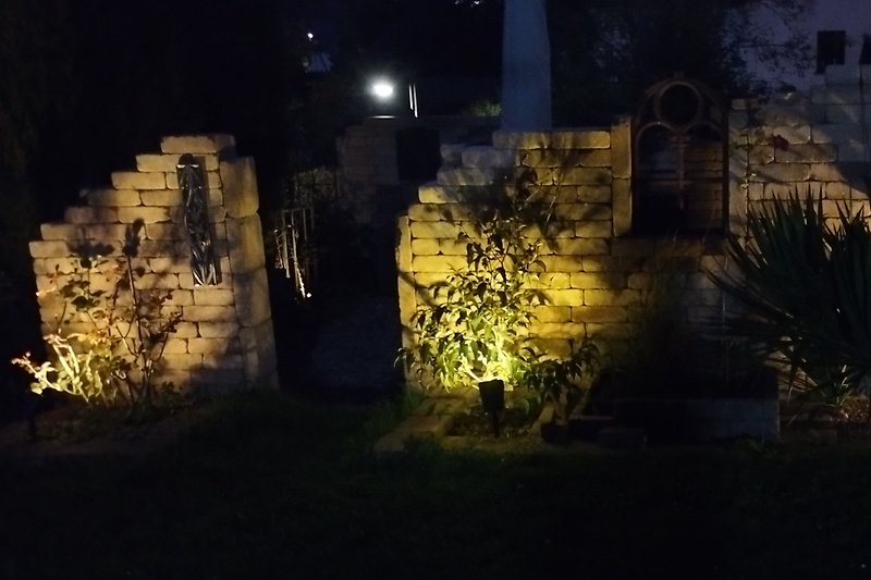 Gartenbereich bei Nacht 1