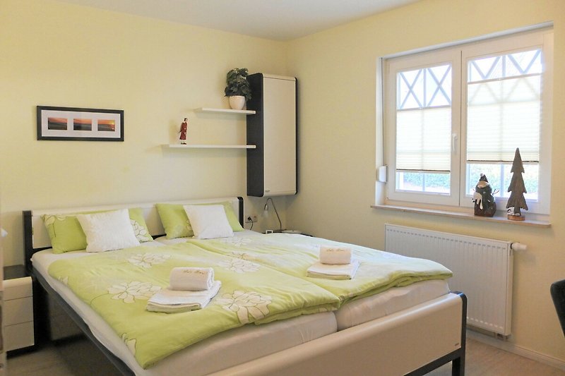 Schlafzimmer mit überlangen Doppelbetten 220x180
