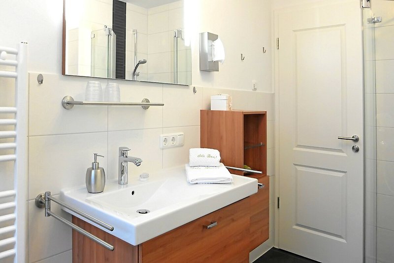 Modernes Badezimmer mit großem Waschtisch