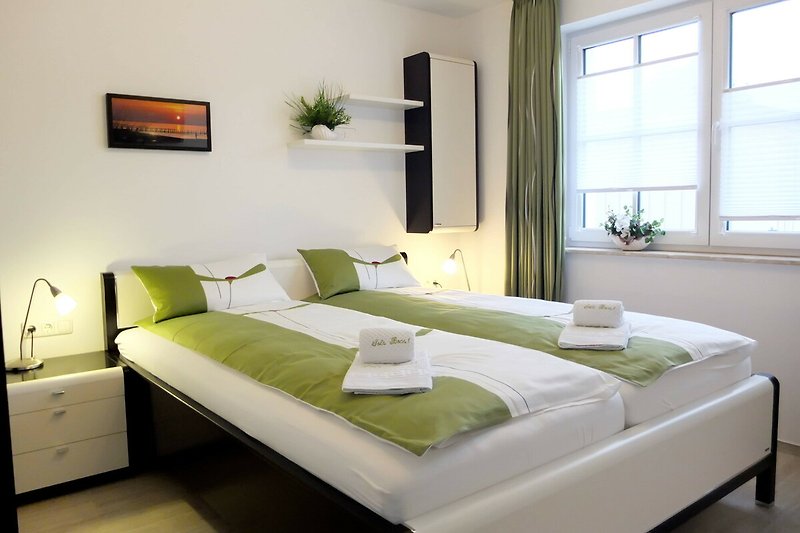 Gemütliches Schlafzimmer mit Doppelbett 180x220