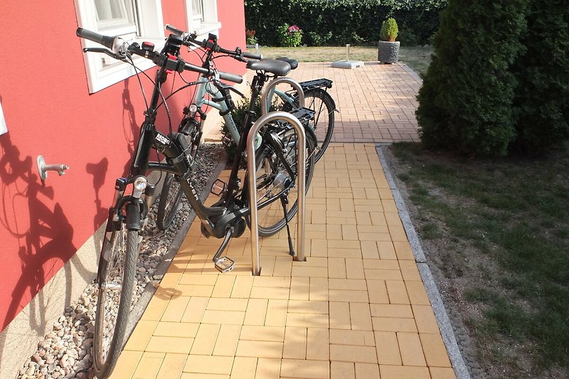 Fahrräder Schließbügel überdacht