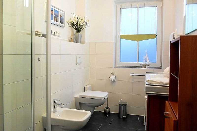 Moderne Badezimmer mit Bidet