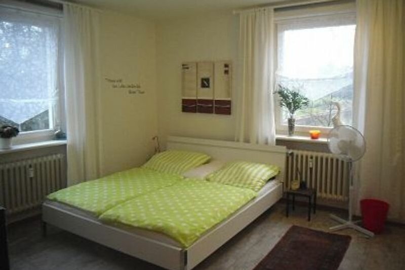 Gemütliches Schlafzimmer mit stilvoller Einrichtung und Holzbett.