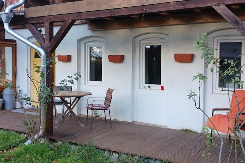 Einladendes Haus mit stilvoller Einrichtung und gemütlichem Garten.