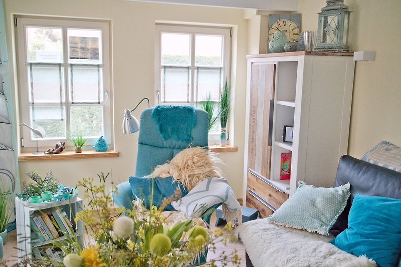 Gemütliches Wohnzimmer mit blauen und grünen Akzenten und stilvoller Einrichtung.