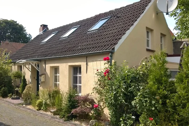 Kleines Haus im historischen Dorfkern von Rysum gelegen