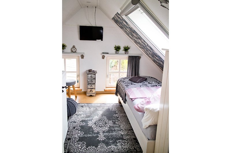 Kleines Schlafzimmer im Obergeschoß mit Bett 80 x 200cm