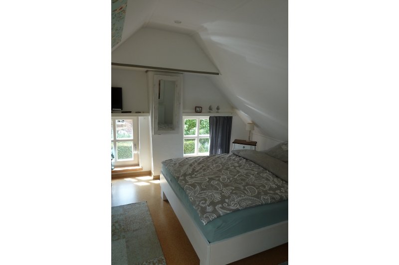 Großes Schlafzimmer im Obergeschoß mit Korkboden, Fenster und gemütlichem Bett 140 x 200cm
