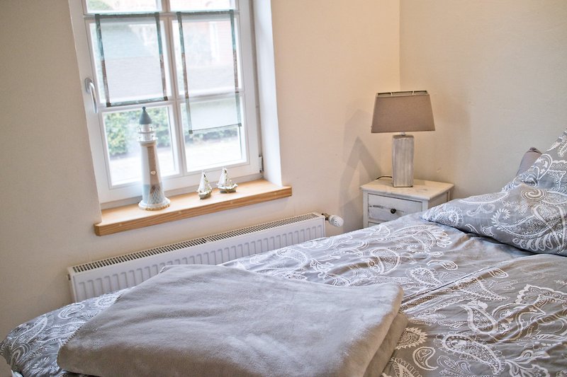 Schlafzimmer im Erdgeschoß mit stilvoller Einrichtung und bequemem Bett 180 x 200 cm