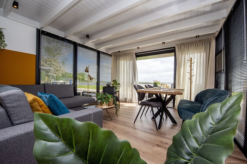 Een comfortabel interieur met meubels en planten.