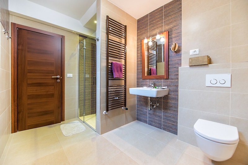 Prekrasna kupaonica s drvenim podom, ljubičastim zavjesama i modernim umivaonikom.