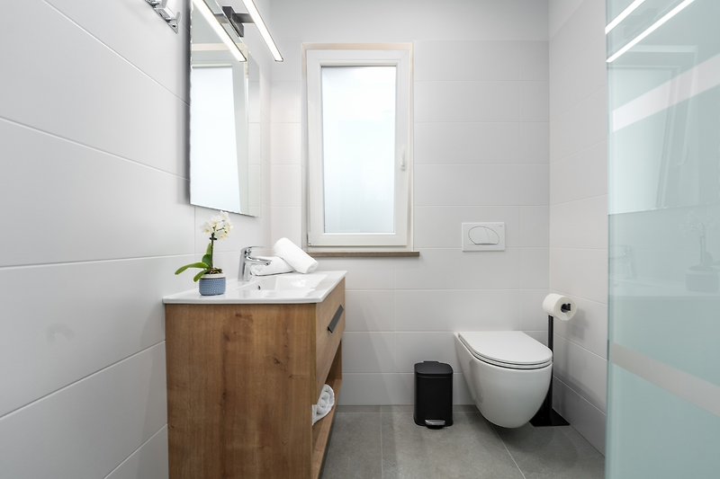 Ein modernes Badezimmer mit elegantem Design und stilvoller Beleuchtung.