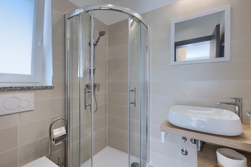 Modernes Badezimmer mit lila Dusche, Spiegel und Toilette.