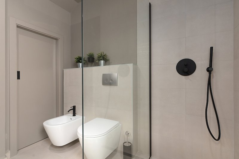 Schönes Badezimmer mit stilvoller Einrichtung und Keramikfliesen.