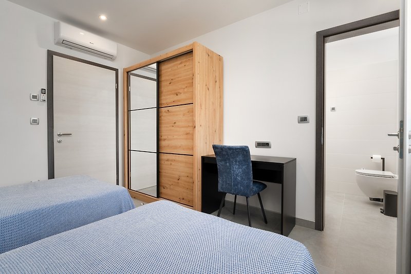 Gemütliches Schlafzimmer mit Holzbett und stilvoller Einrichtung.