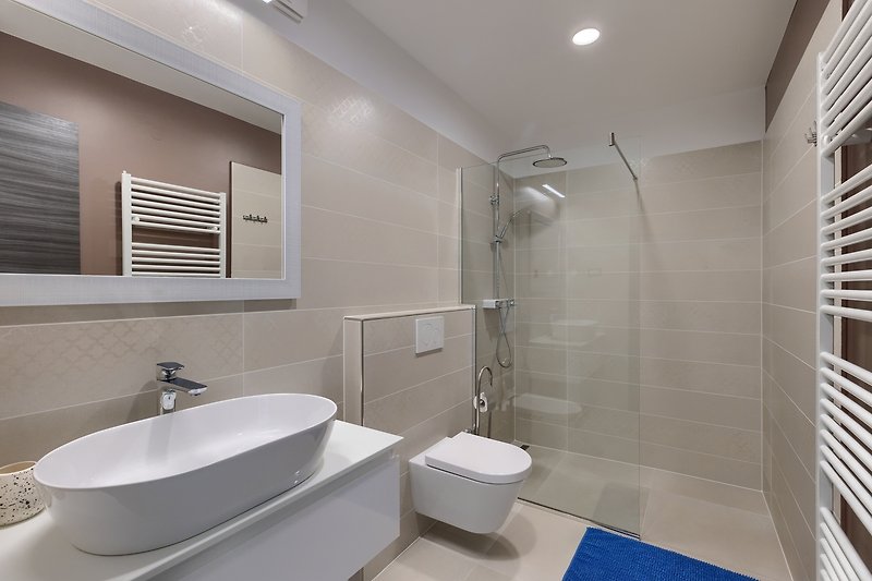 Modernes Badezimmer mit lila Dusche und stilvoller Einrichtung.