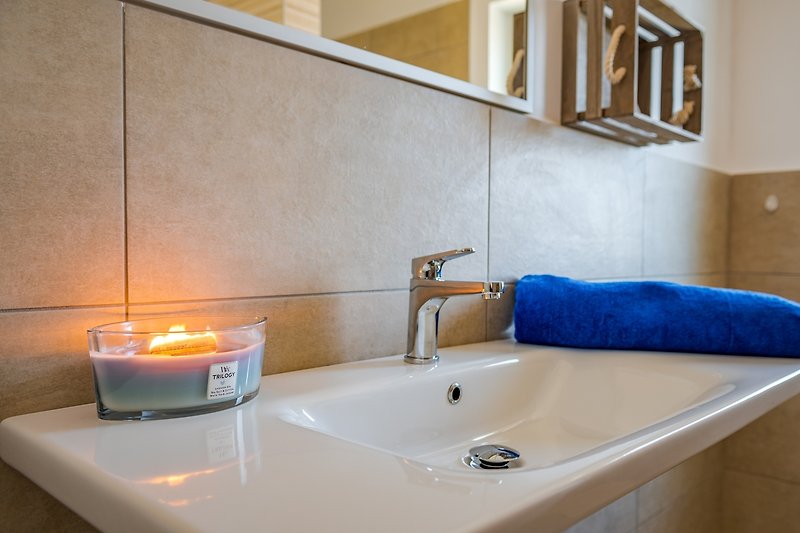 Schönes Badezimmer mit Holzwaschbecken und stilvoller Beleuchtung.