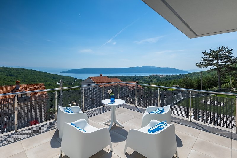 Moderne Ferienwohnung mit Balkon und Bergblick. Perfekt für einen erholsamen Urlaub.