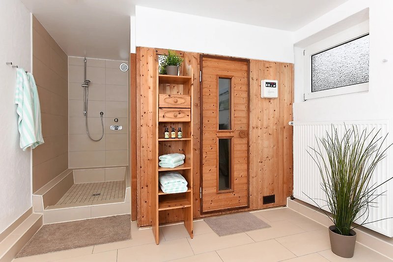 Sauna mit Dusche: Wellness im Nebengebäude