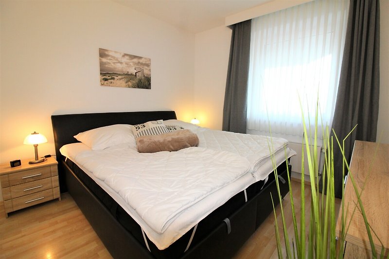 Schlafzimmer mit gemütlichem Doppelbett (180x200)