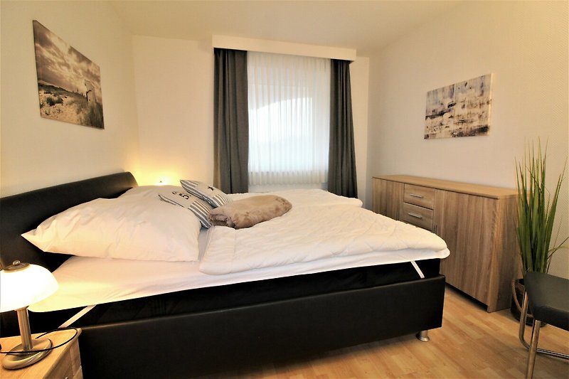 Schlafzimmer mit gemütlichem Doppelbett (180x200)