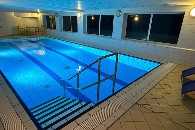Schwimmbad mit Abendbeleuchtung