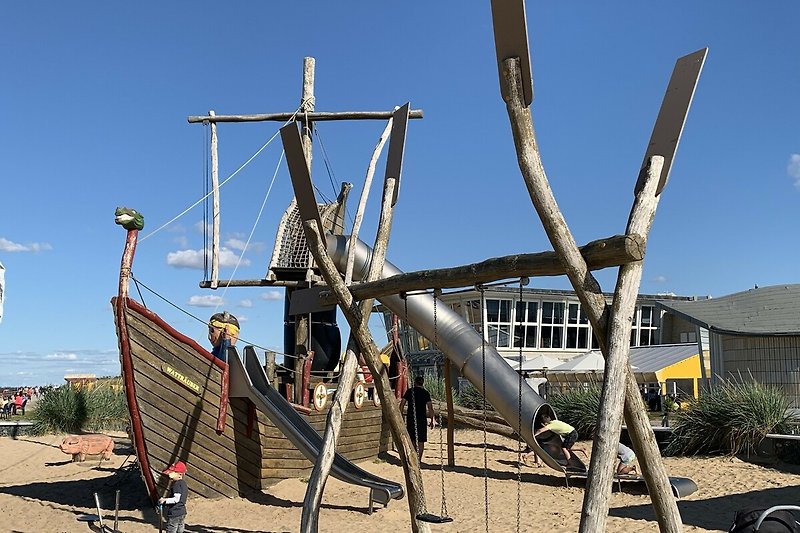 Spielplatz Wikingerschiff am Strandhaus Döse