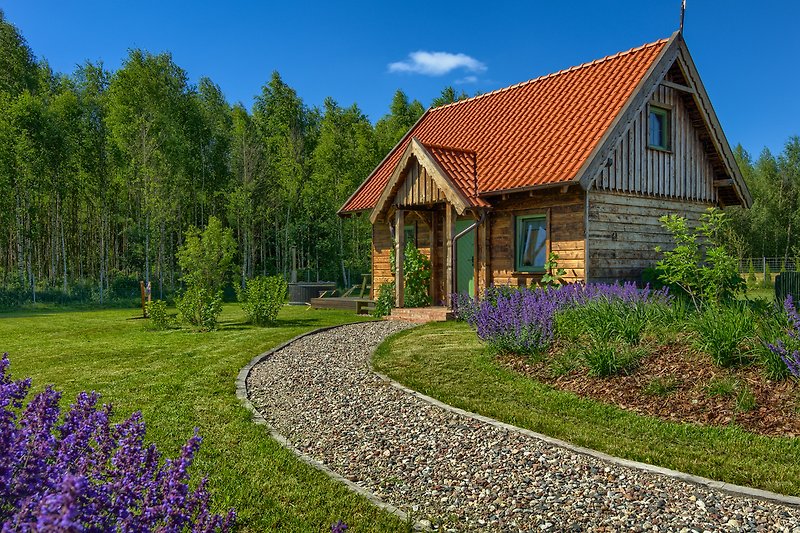 Piękny dom na wsi z ogrodem, polami i łąkami.