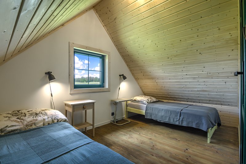 Komfortowe wnętrze z drewnianymi meblami i dużymi oknami.