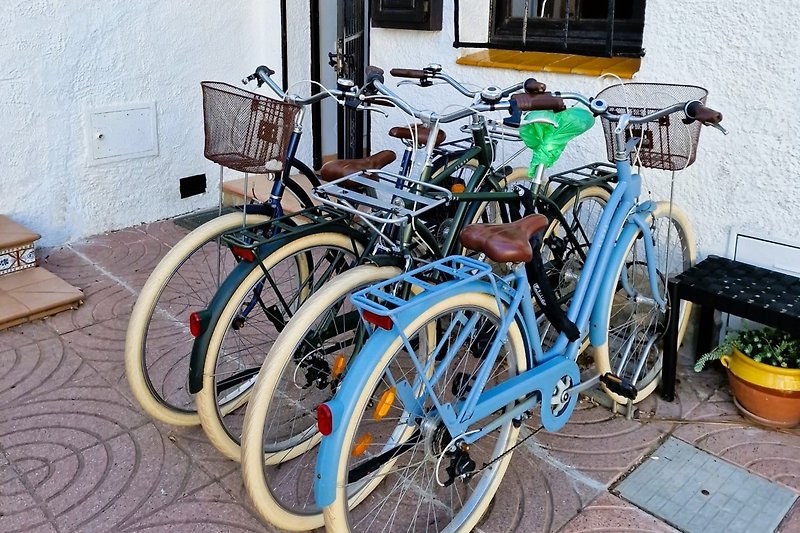 Vier Fahrräder zur Nutzung