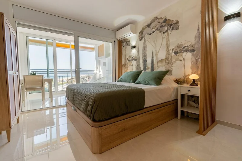 Großes Boxspringbett, Klimaanlage und direktem Zugang zum Balkon