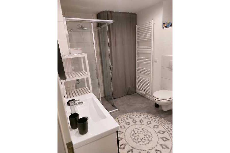 Schönes Badezimmer  im Erdgeschoss mit Dusche/ WC und stilvollem Design.