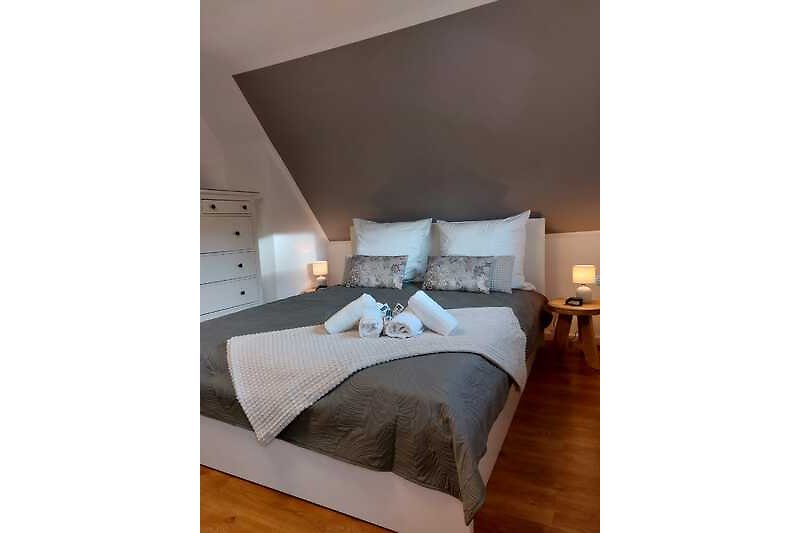 Gemütliches Schlafzimmer mit stilvollem Ambiente