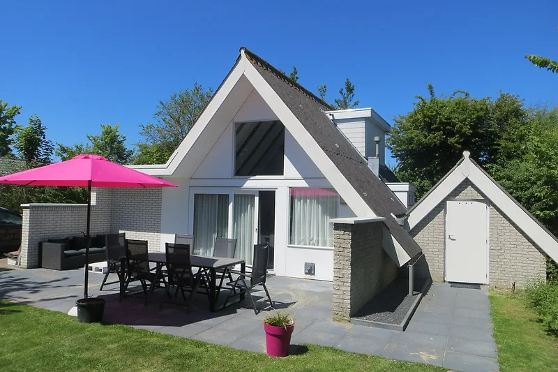 Die Terrasse mit vielen Sitzgelegenheiten befindet sich im Süden