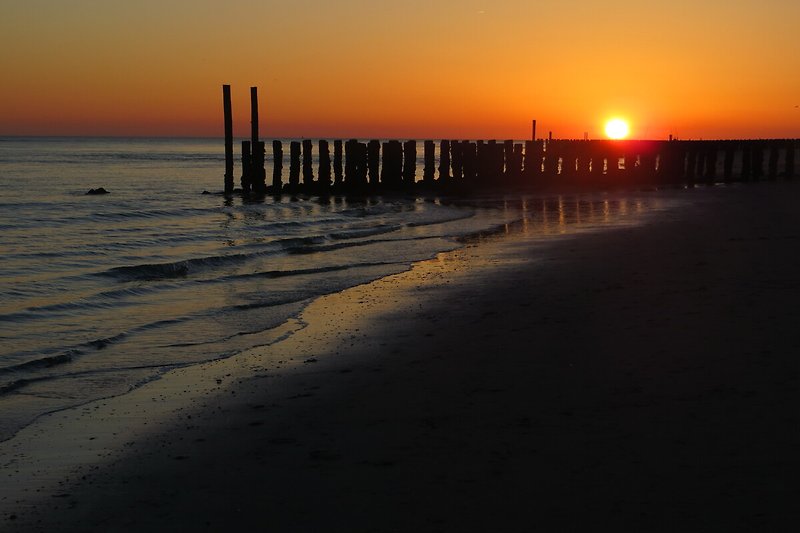 Schönes Bild mit Strand, Meer, Sonnenuntergang und ruhigem Wasser. Perfekt für einen entspannten Urlaub am Meer.