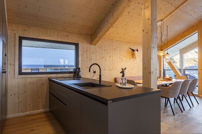 Prachtige keuken met houten kasten, aanrechtblad en meubels.