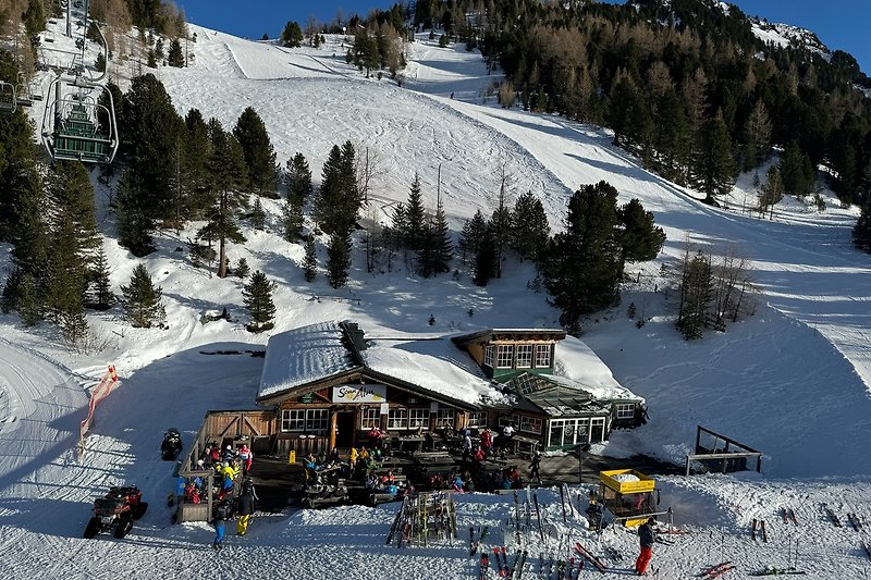 Prachtig besneeuwd berglandschap met skiërs en een skilift.