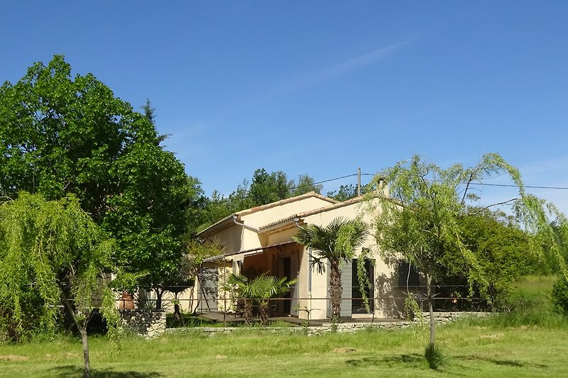 Schönes Ferienhaus mit ländlicher Landschaft und idyllischem Garten.