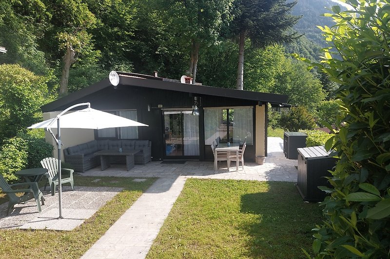 Charmantes Landhaus mit Garten, Terrasse und gemütlichen Sitzgelegenheiten.