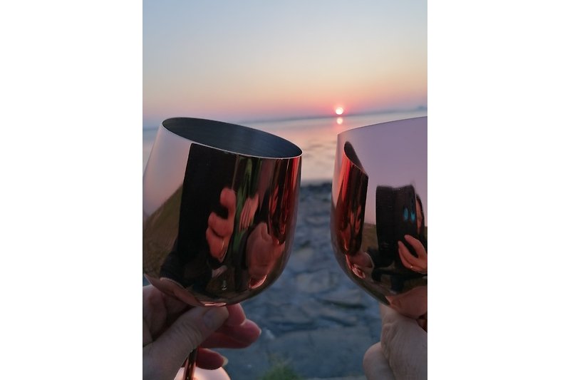 oder ein Glas Wein zum Sonnenuntergang am Deich0