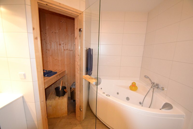 Schönes Badezimmer mit Sauna und Whirlwanne