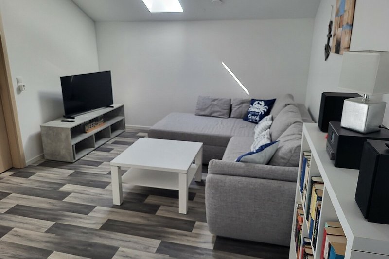 Gemütliches Wohnzimmer mit bequemer Couch und modernem Design.