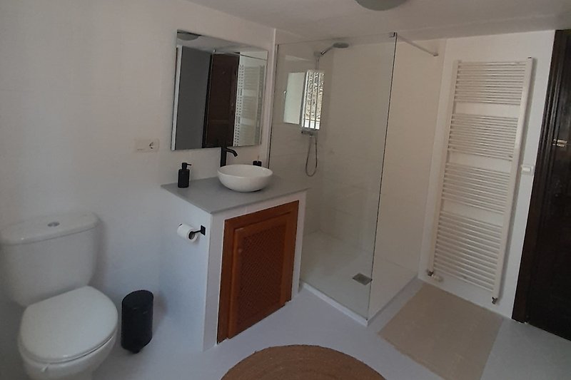 Prachtige badkamer met moderne voorzieningen en stijlvolle inrichting.