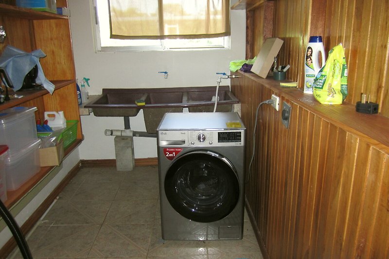 Moderne Waschmaschine mit Trockner