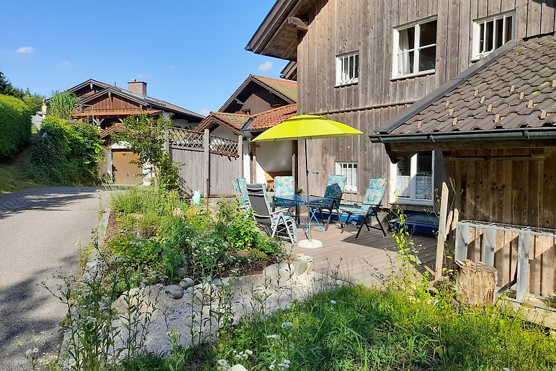 Schönes Ferienhaus mit blühendem Garten und malerischer Landschaft.