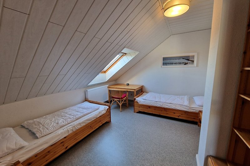 Schlafzimmer oben(1) mit 2 Betten (je 90x200cm)