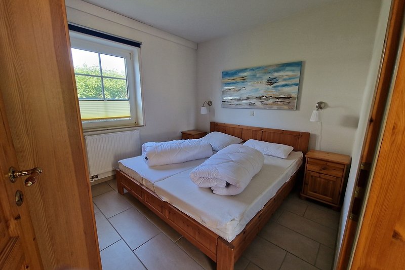 Schlafzimmer unten mit bequemem Bett 180x200cm und Verdunkelungsrollo.
